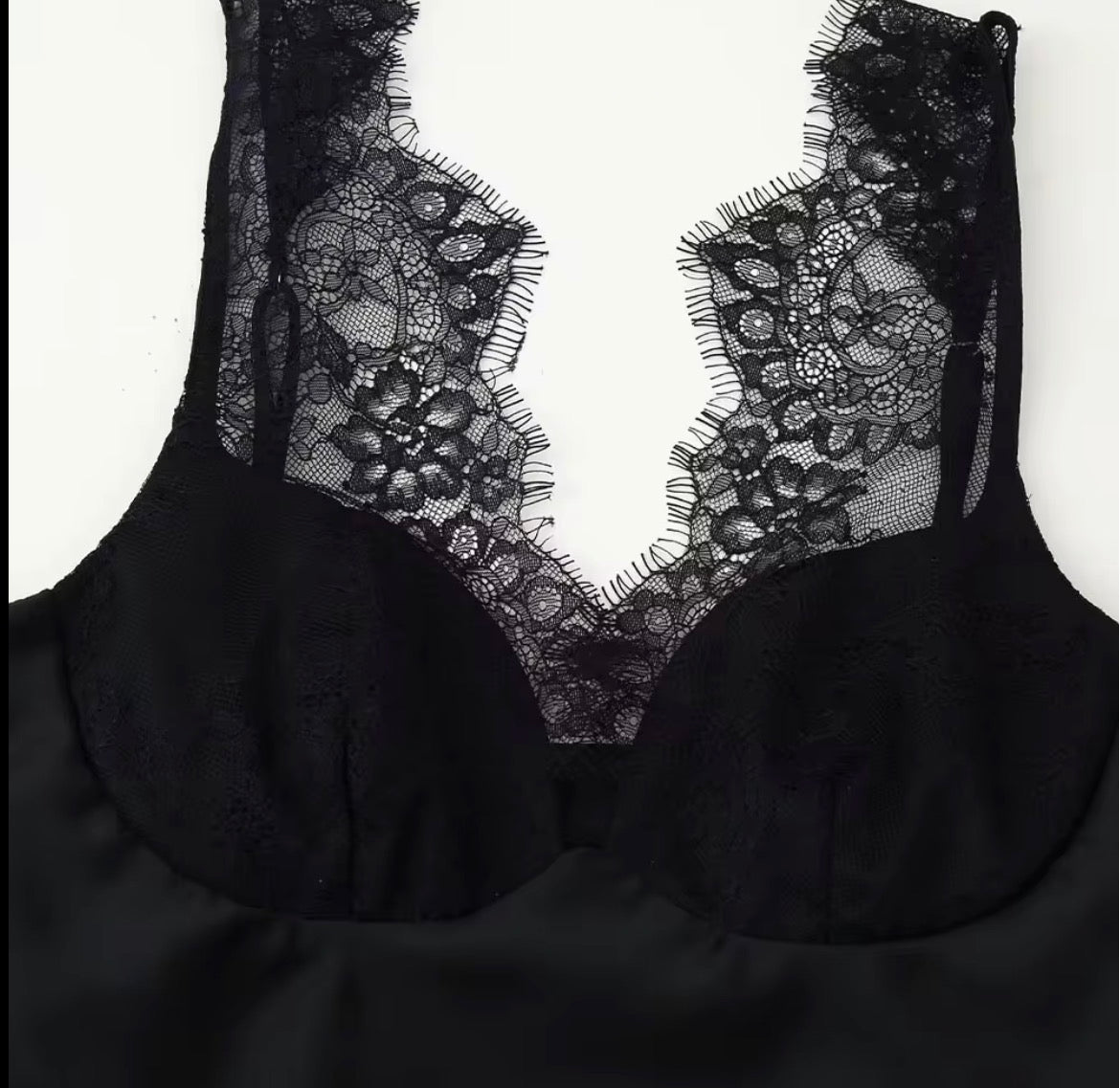 HAUT EN DENTELLE NOIR