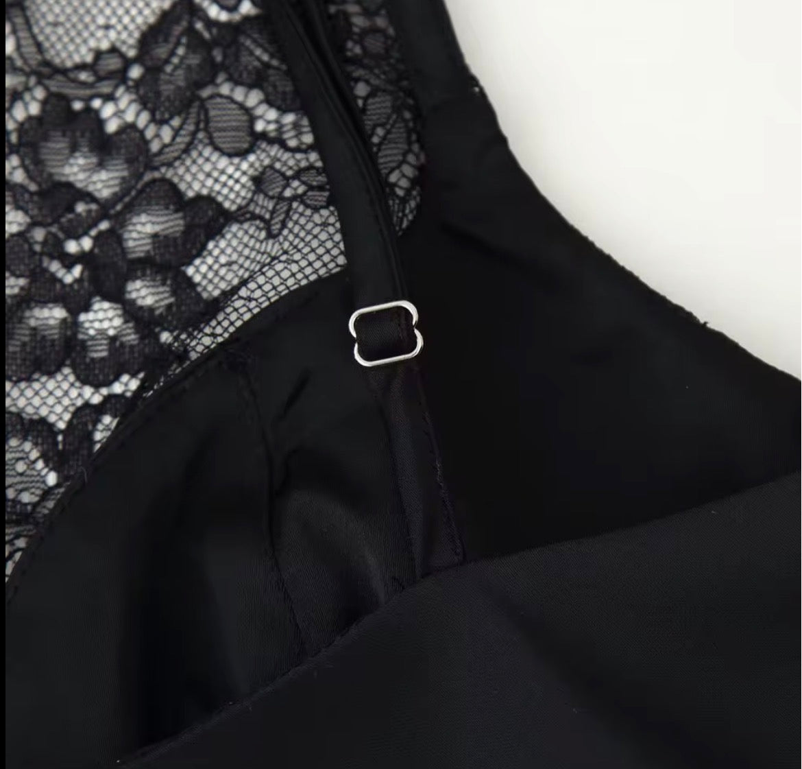 HAUT EN DENTELLE NOIR